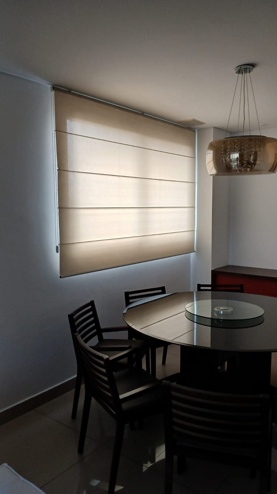 Cortina romana bege sob medida em sala de jantar em apartamento de BH