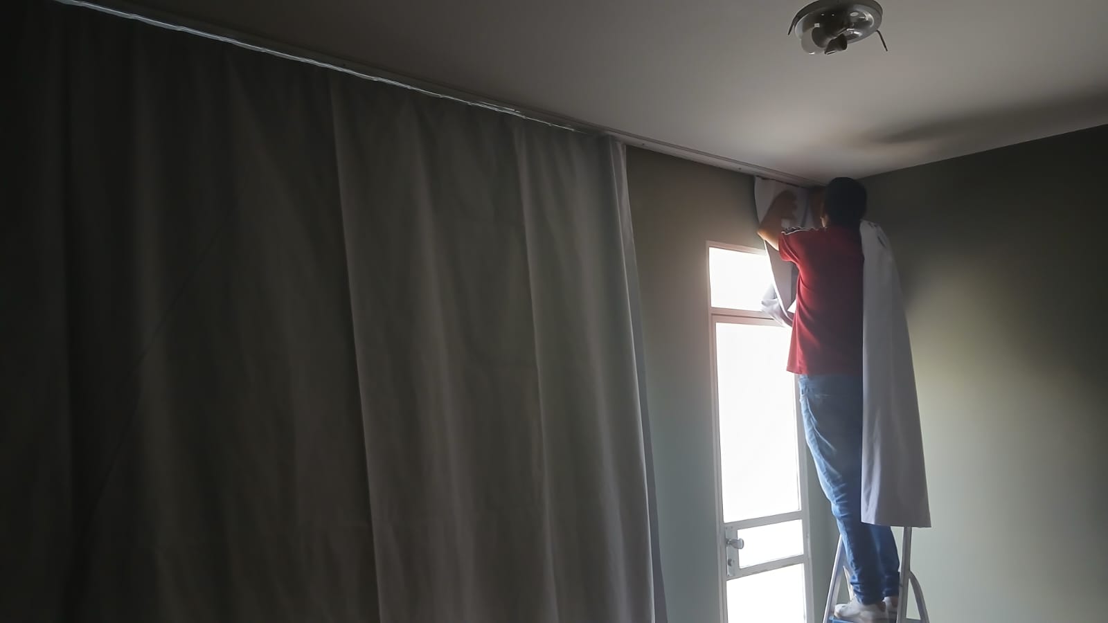 Equipe SPA realizando limpeza e higienização de cortinas em apartamento em Belo Horizonte