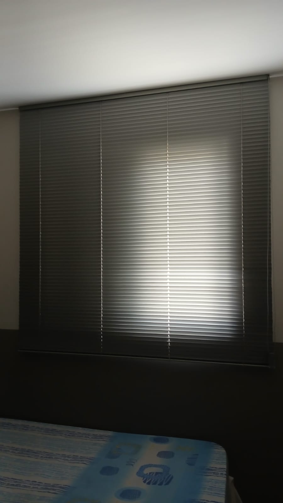 persianas Savassi - Persiana horizontal de alumínio instalada em quarto de apartamento em Belo Horizonte