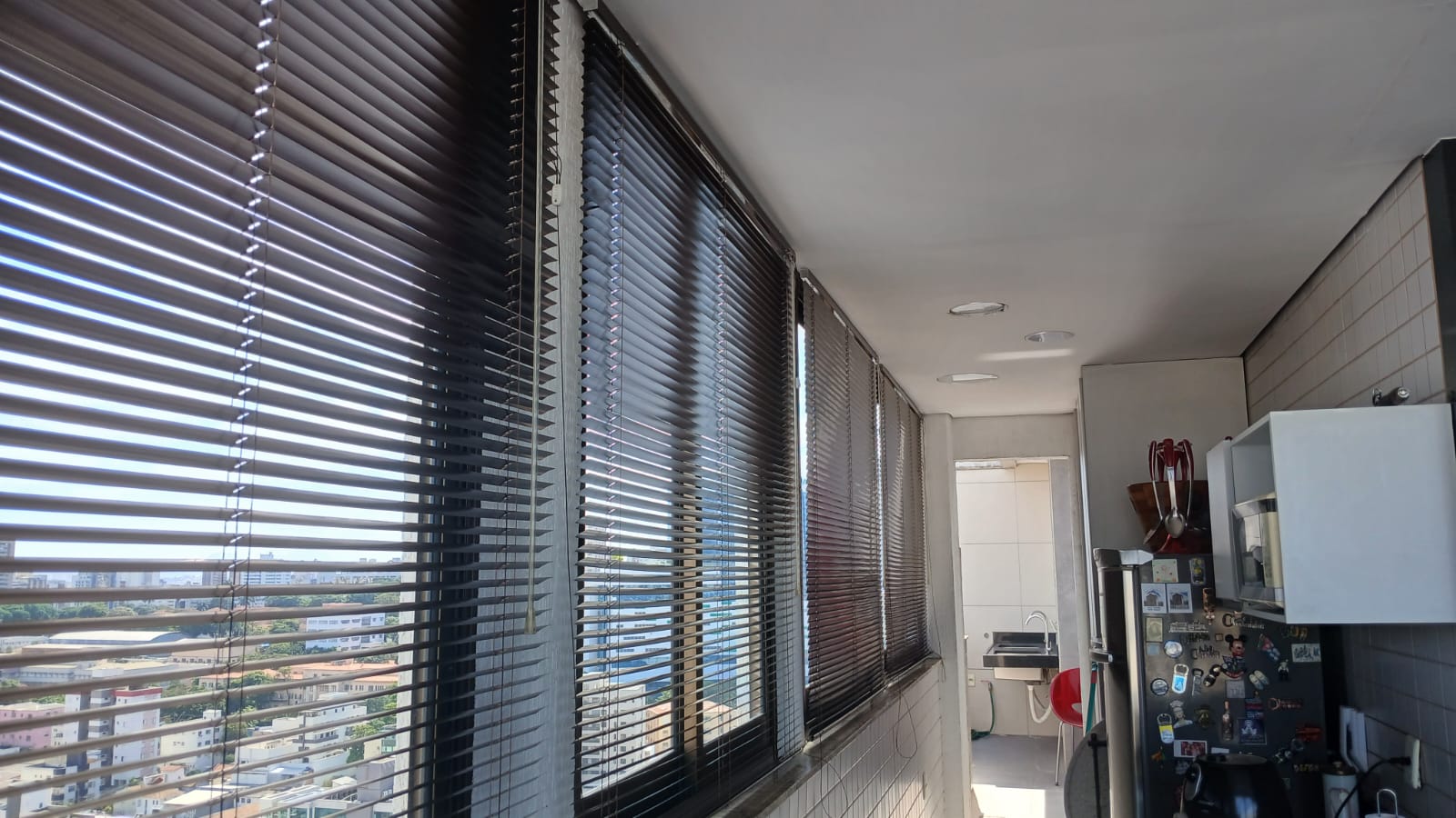 persianas Savassi - Persiana de madeira sob medida instalada em varanda de apartamento em BH