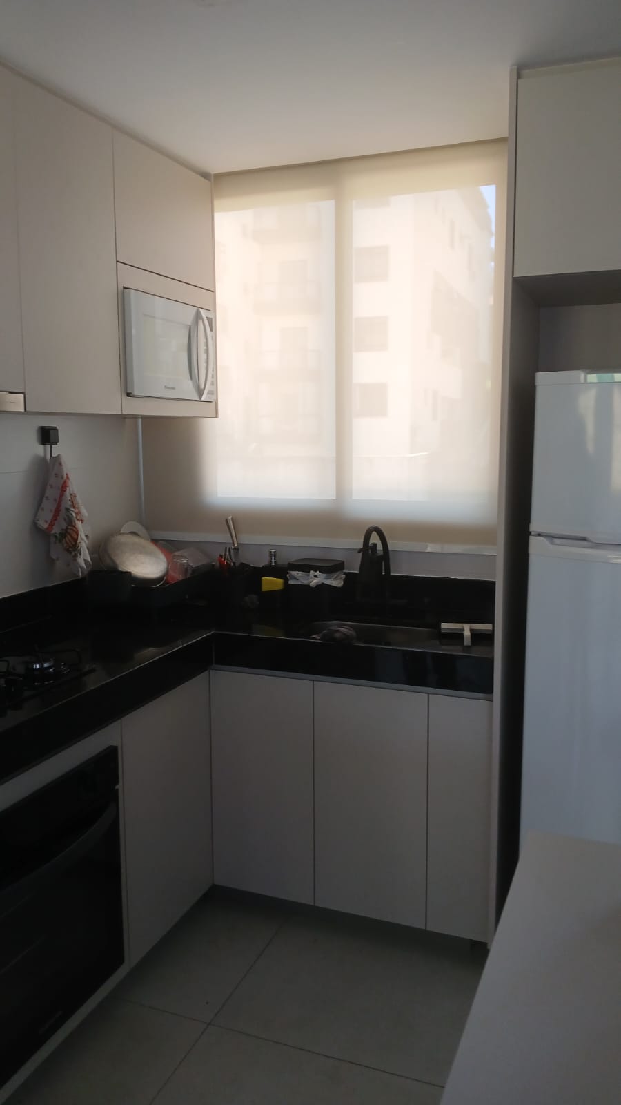 Persiana rolô e persiana romana em apartamento moderno em Belo Horizonte