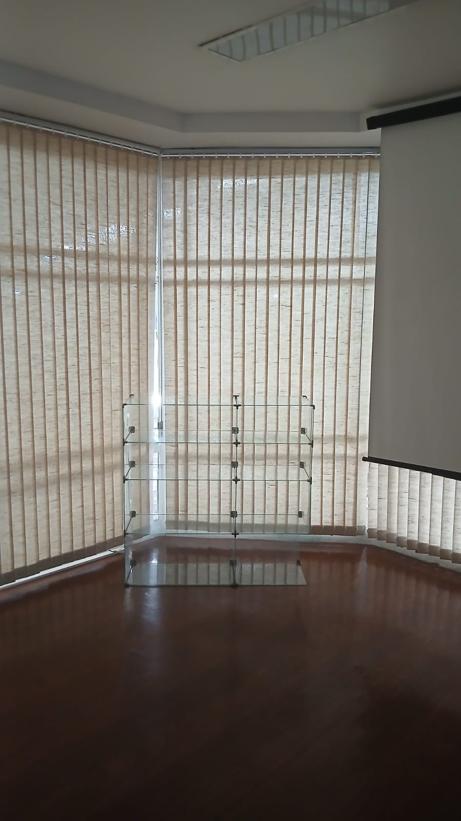 Persiana vertical bege instalada em escritório no Centro de BH