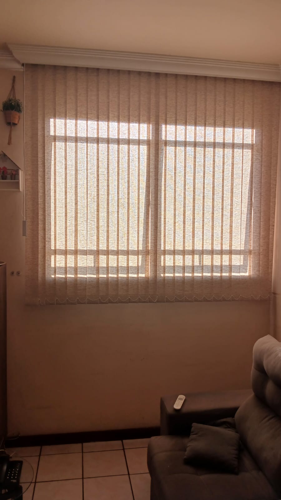 persianas Savassi - Persiana vertical bege instalada em sala de apartamento em Belo Horizonte