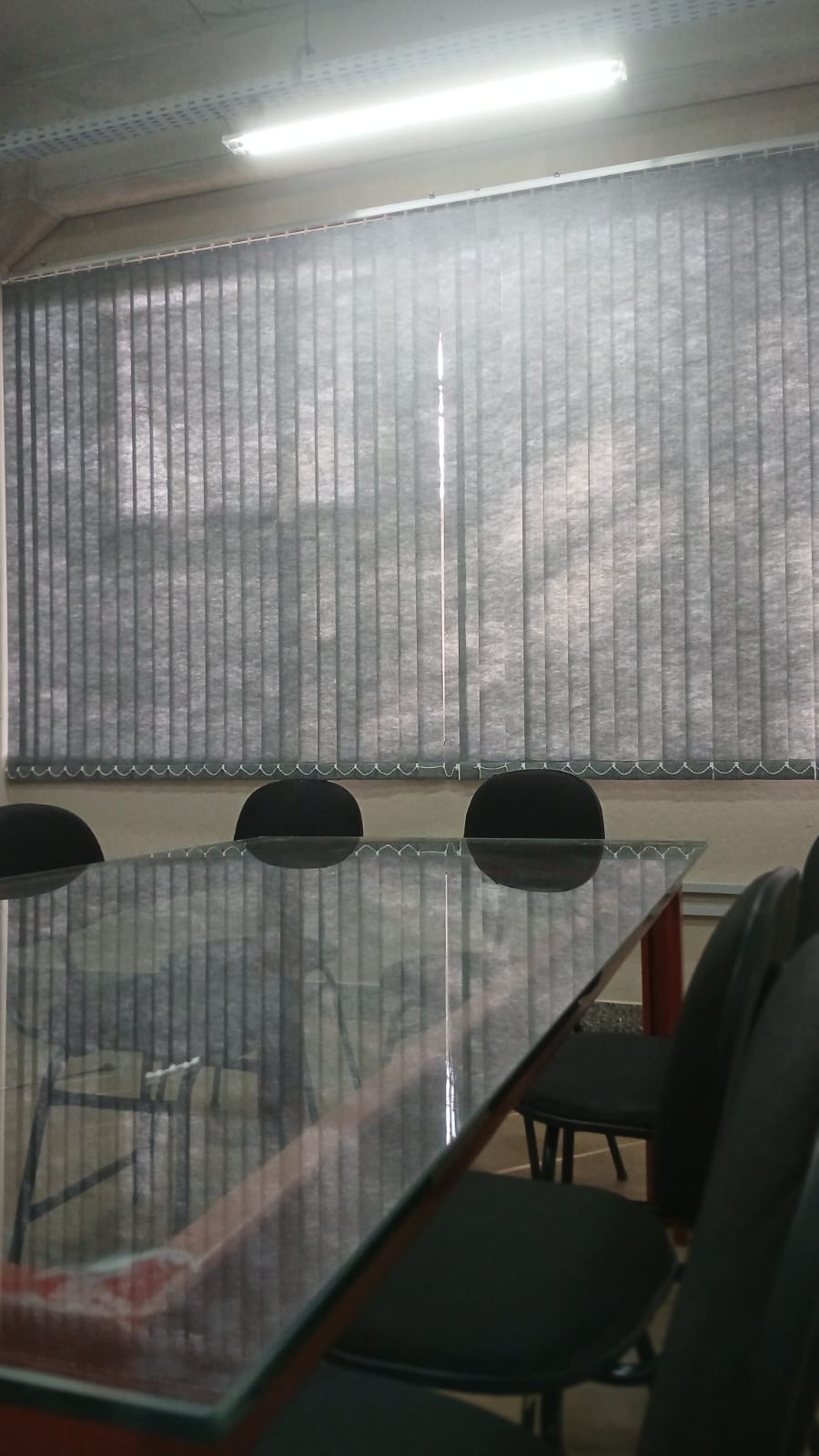 Persiana vertical cinza em sala de reunião em Belo Horizonte